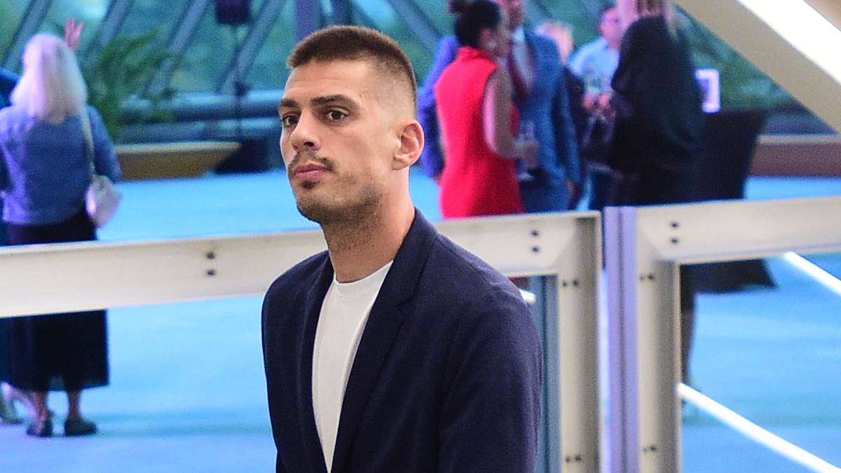 Vujadin Savić u odelu