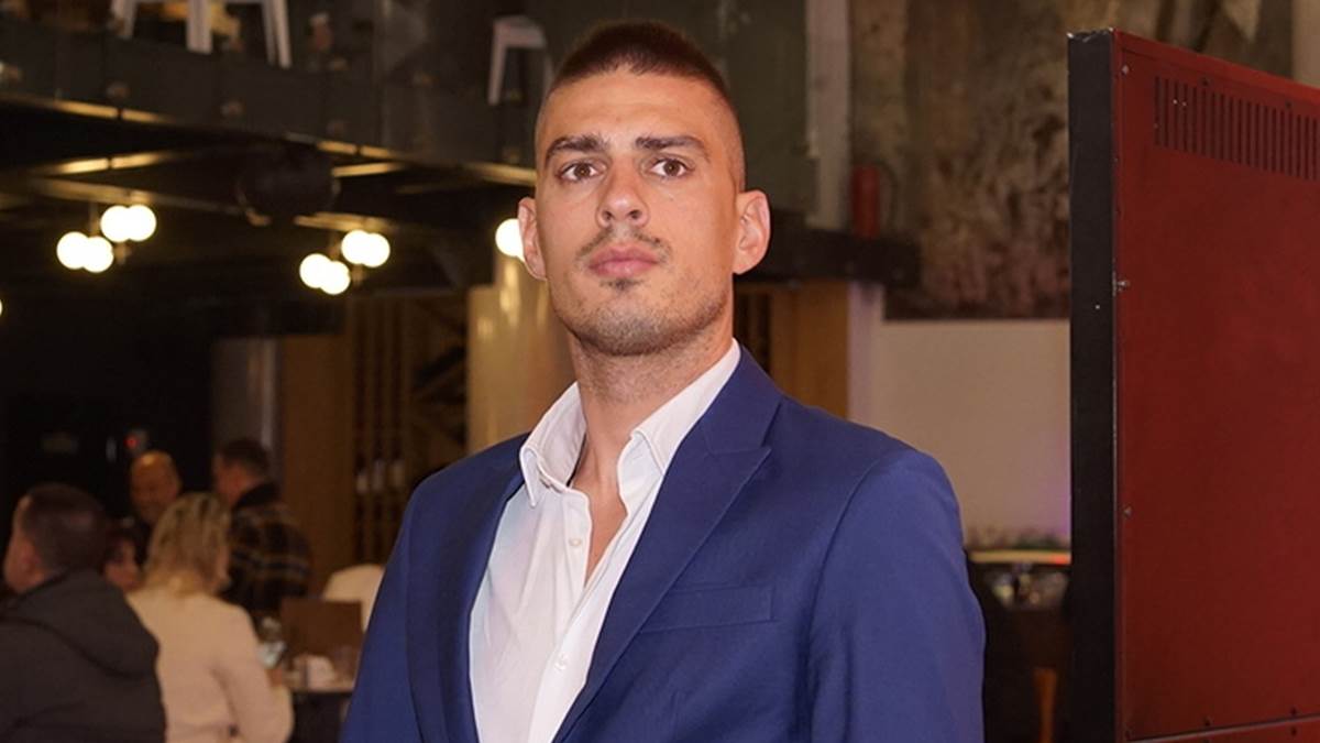 Vujadin Savić u odelu.