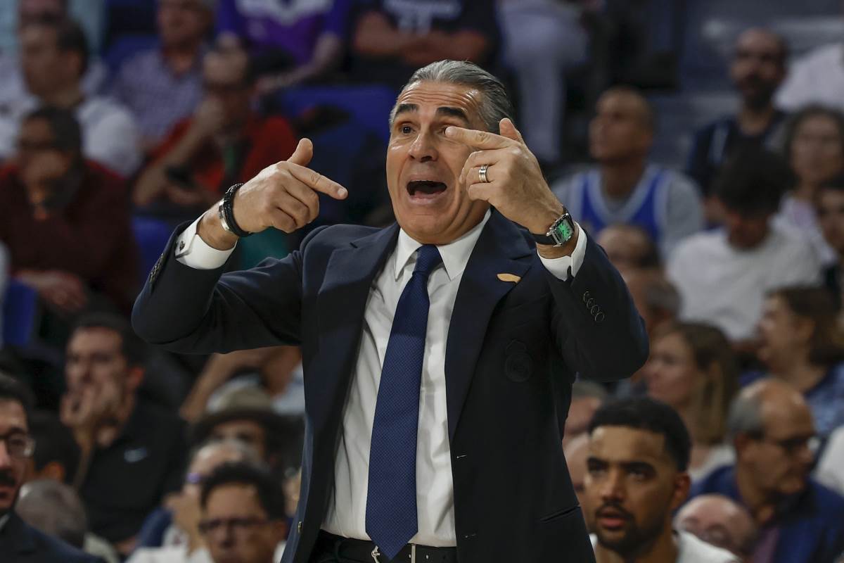 Serđo Skariolo daje instrukcije svom timu na meču Real Madrid - Partizan