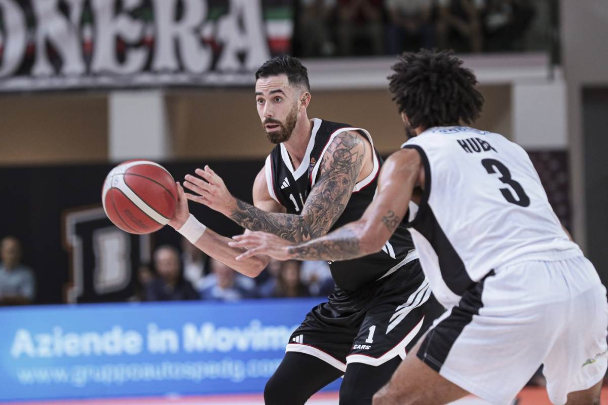 Luka Vildoza pokušava da prenese loptu Virtusa u pripremnoj utakmici