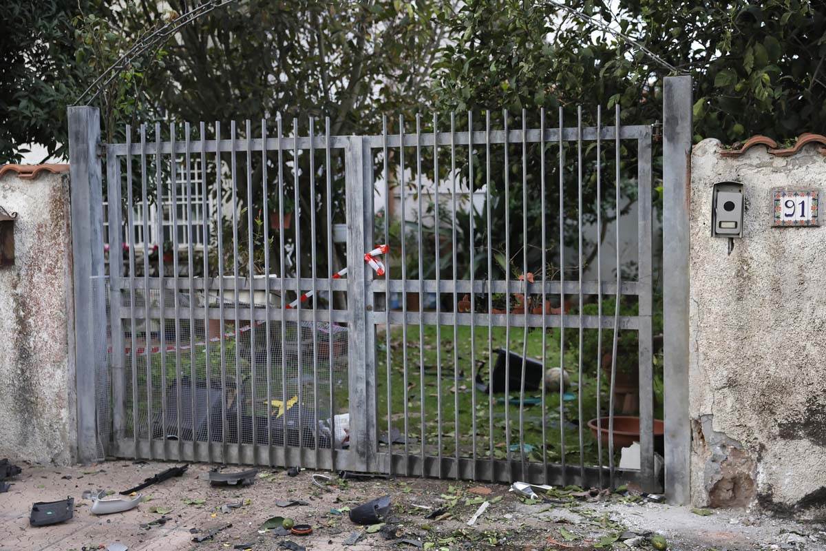 Eksplodirala bomba ispod kola poznatog italijanskog novinara 5.jpg