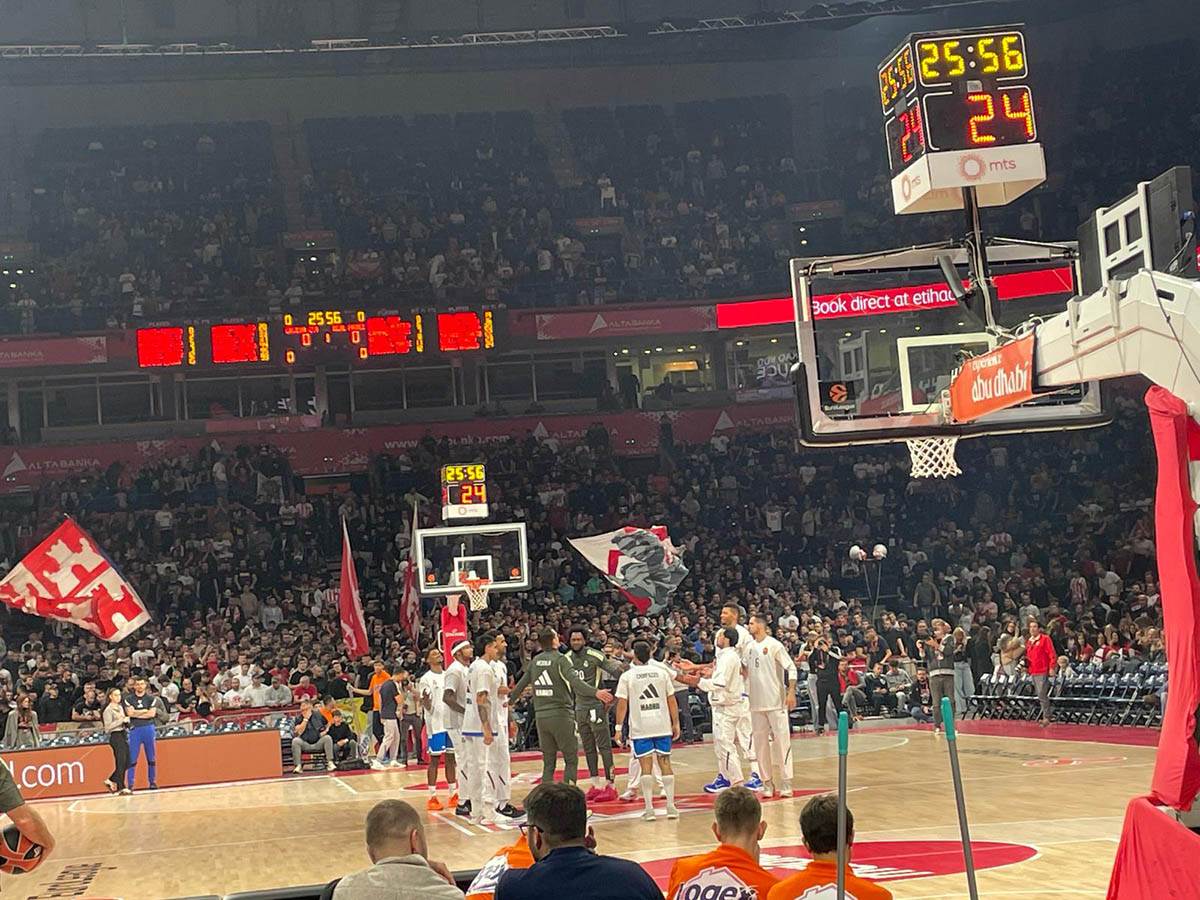 Izlazak igrača Zvezde i Reala na teren u Areni (5).jpg