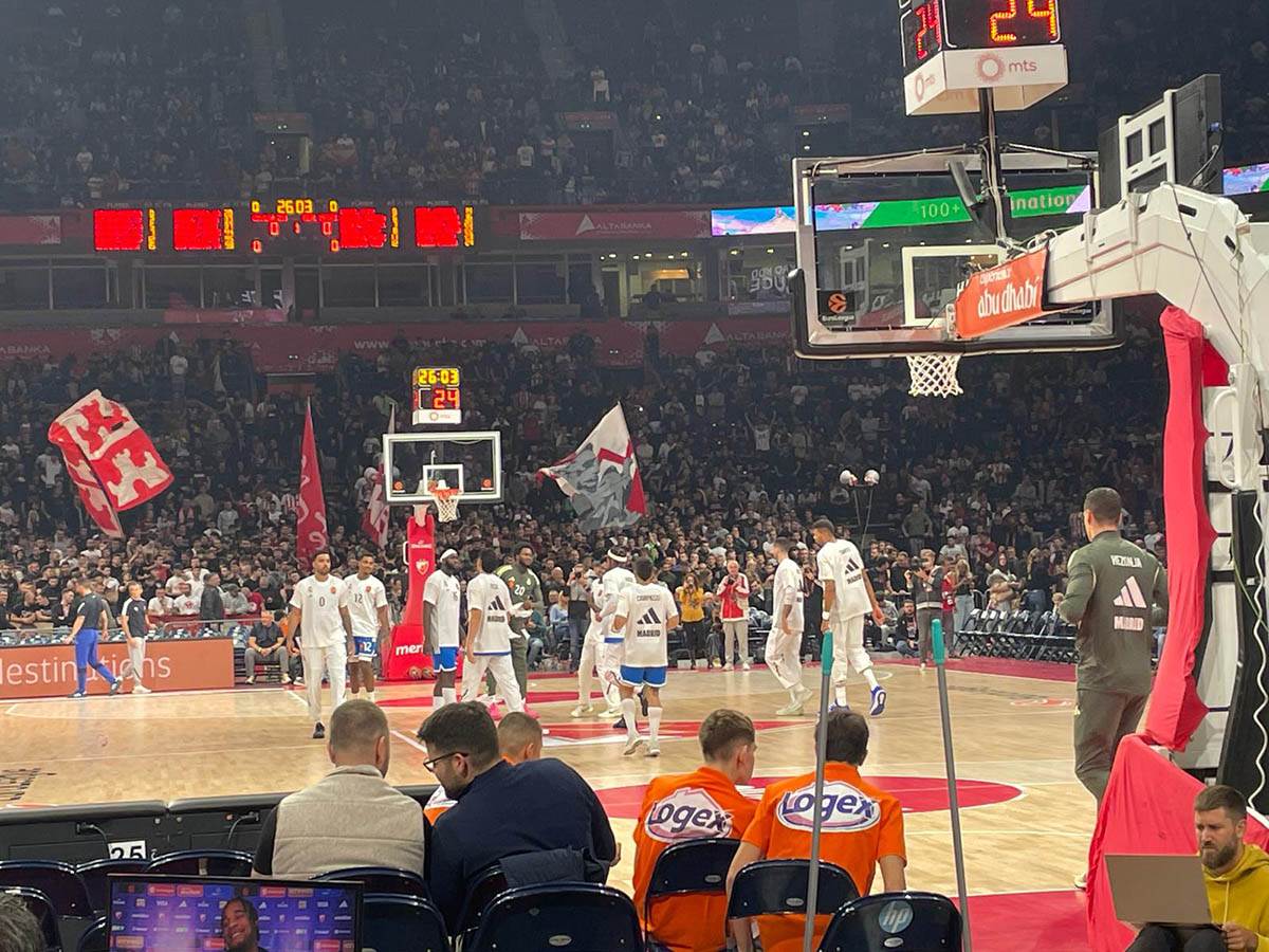 Izlazak igrača Zvezde i Reala na teren u Areni (6).jpg