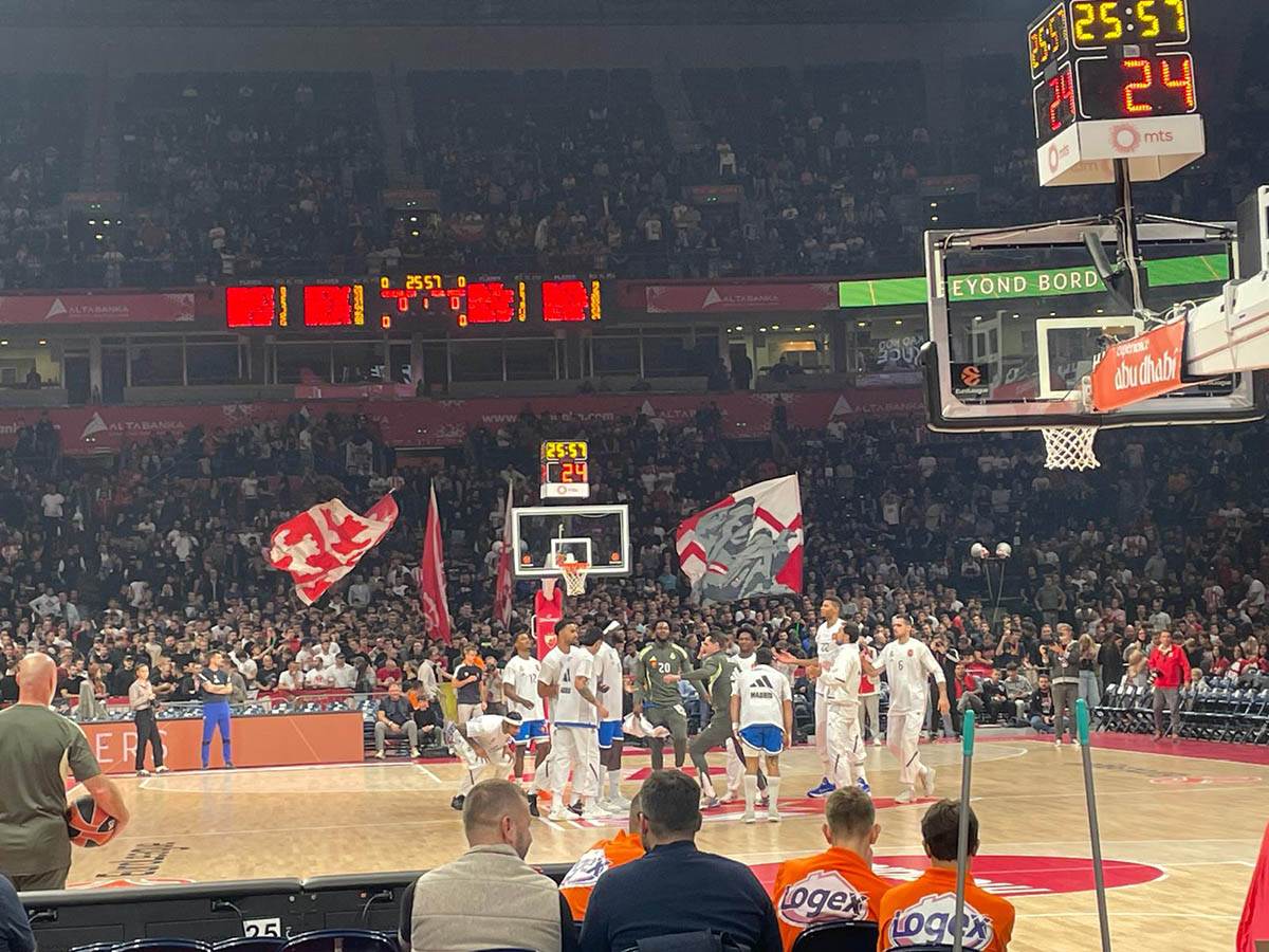 Izlazak igrača Zvezde i Reala na teren u Areni (1).jpg