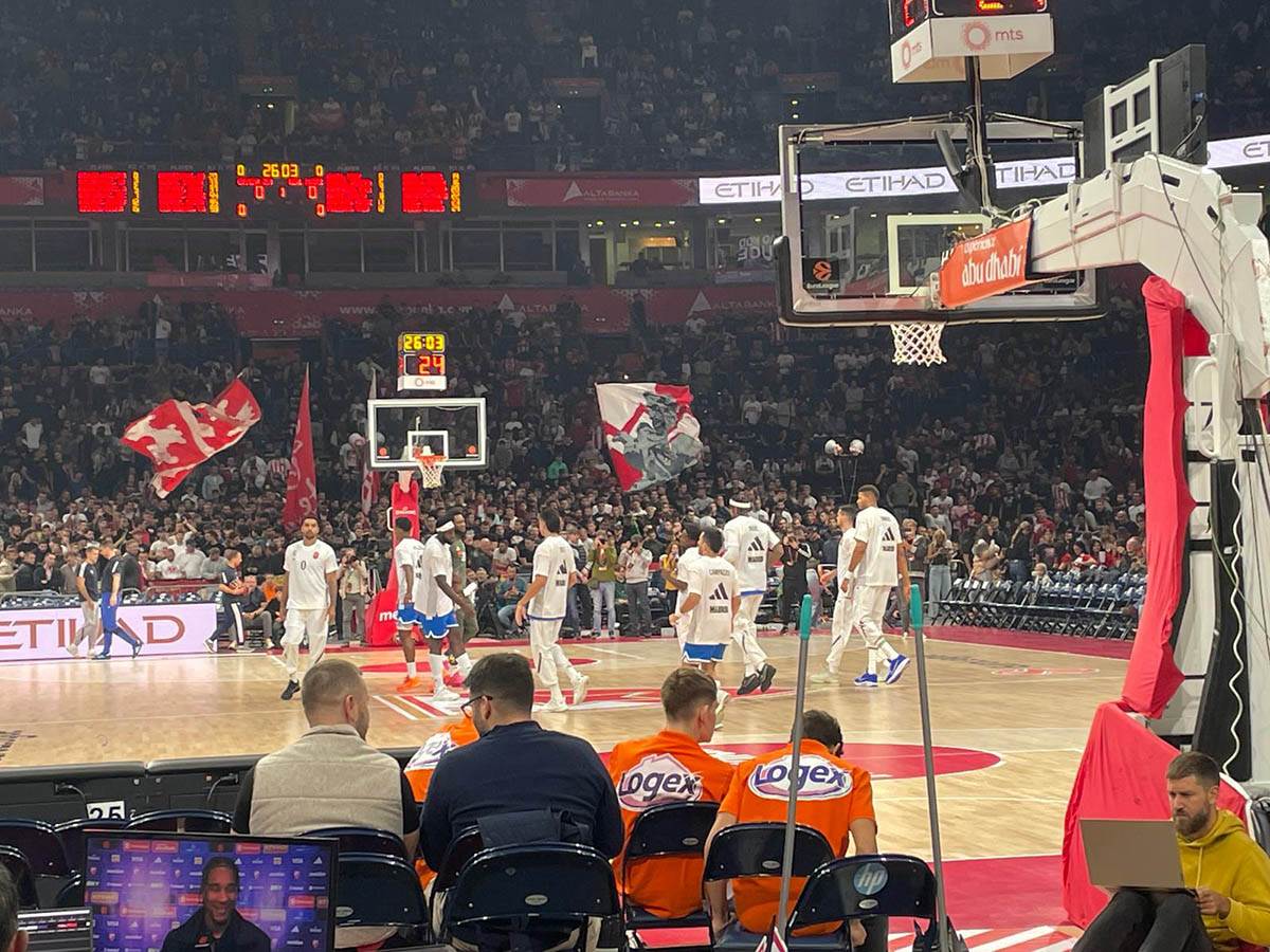 Izlazak igrača Zvezde i Reala na teren u Areni (7).jpg