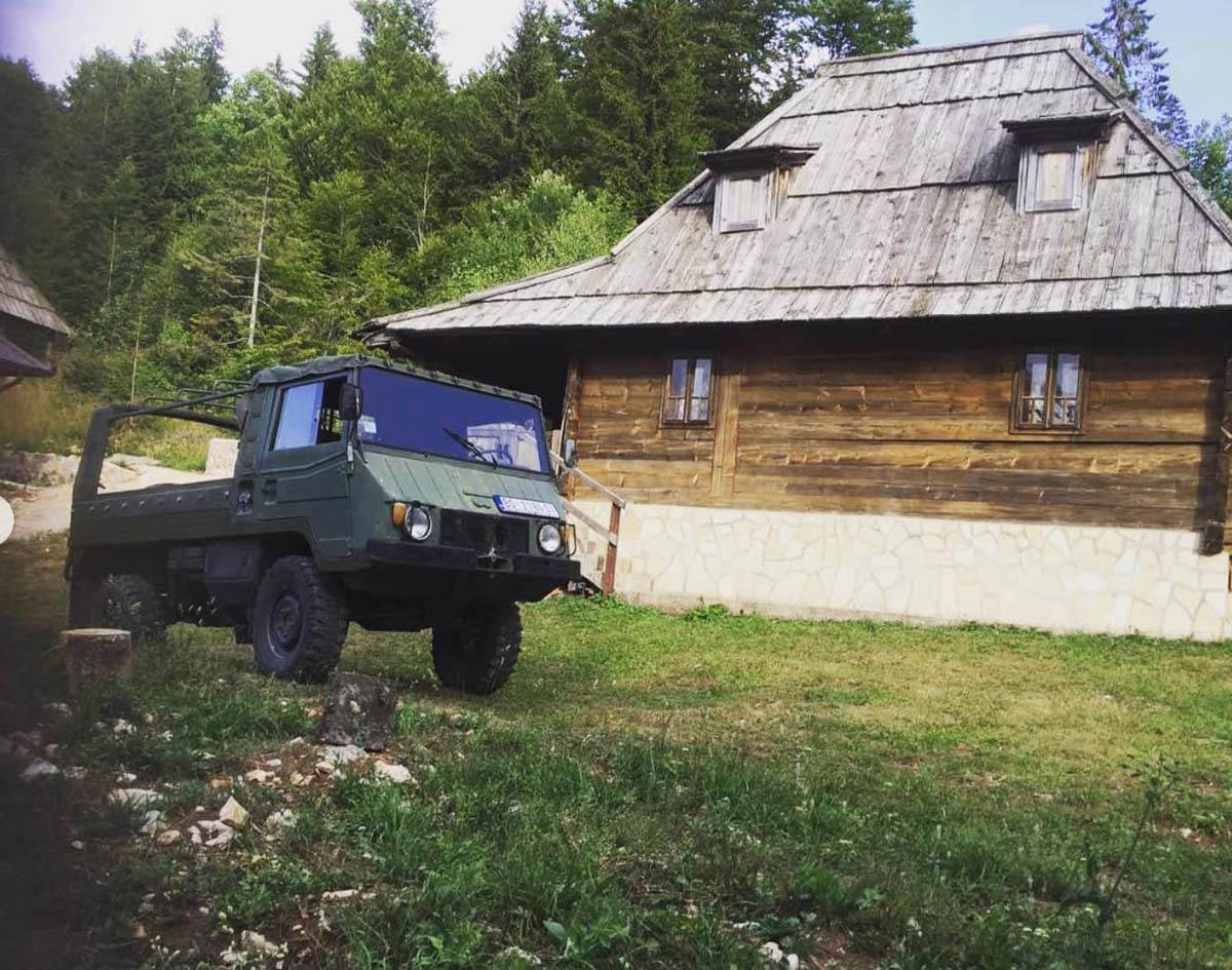 Vuk Kostić pokazao vikendicu na Mokroj Gori 2.jpg