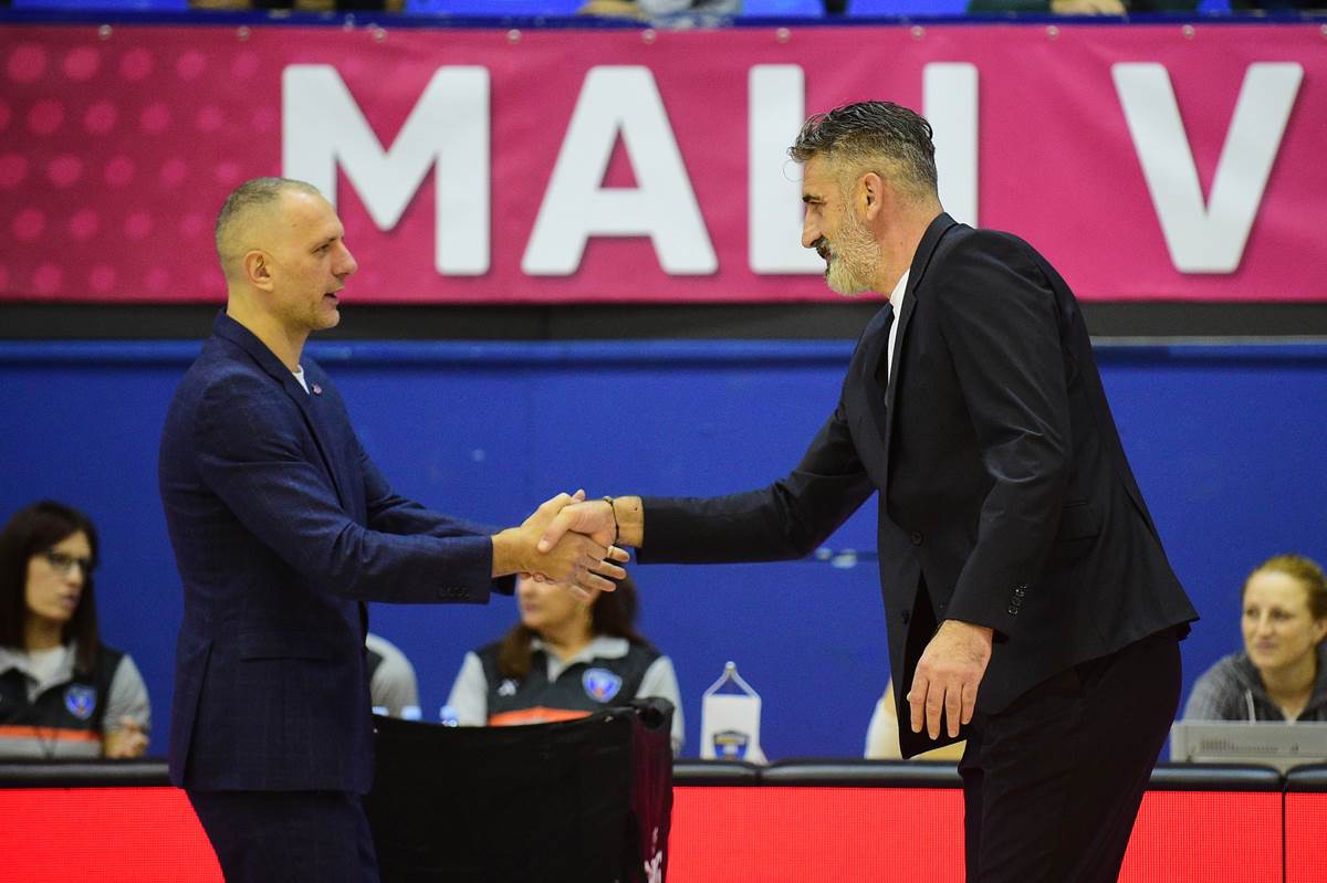 Aleksandar Damjanović se rukuje sa Vuletom Avdalovićem