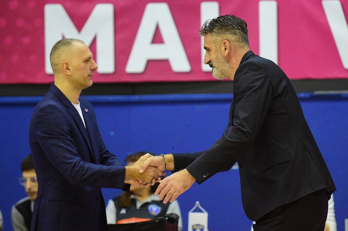 Aleksandar Damjanović se rukuje sa Vuletom Avdalovićem