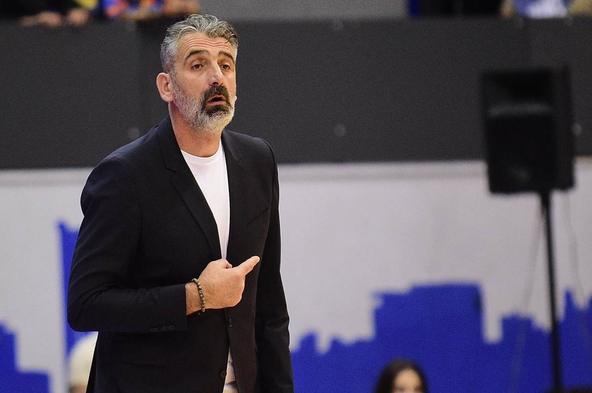 Aleksandar Damjanović daje instrukcije ekipi Bosne protiv Mege
