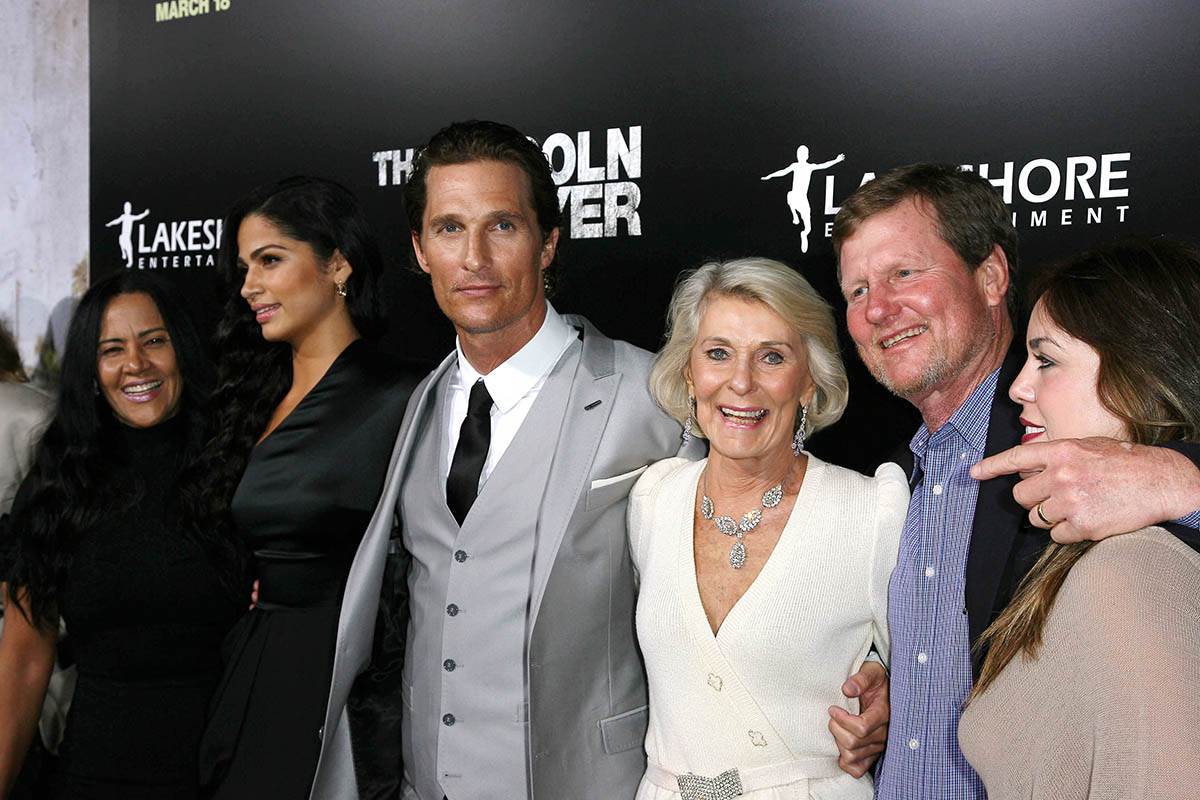 Metju Mekonahi sa majkom  (3).jpg