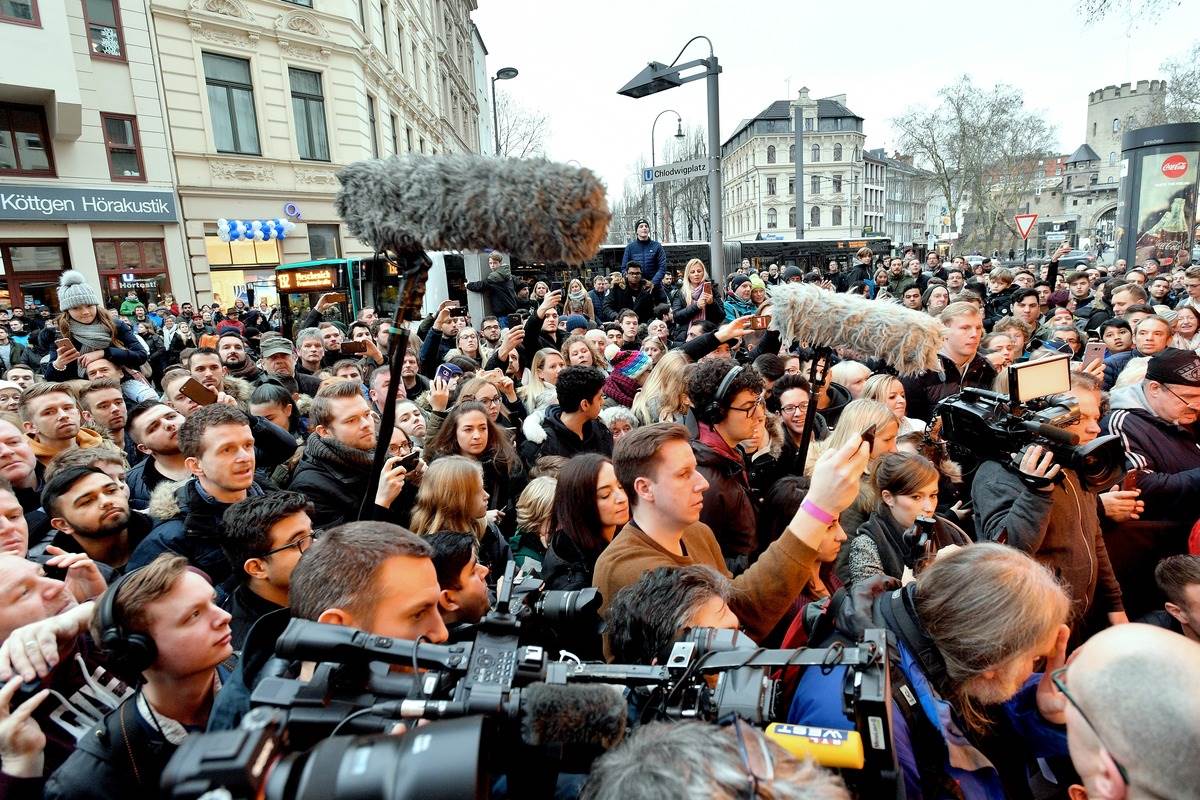 Mediji ispred restorana Lukasa Podolskog