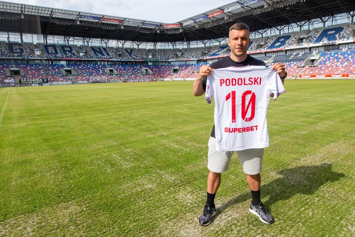 Lukas Podolski se fotografiše sa novim dresom