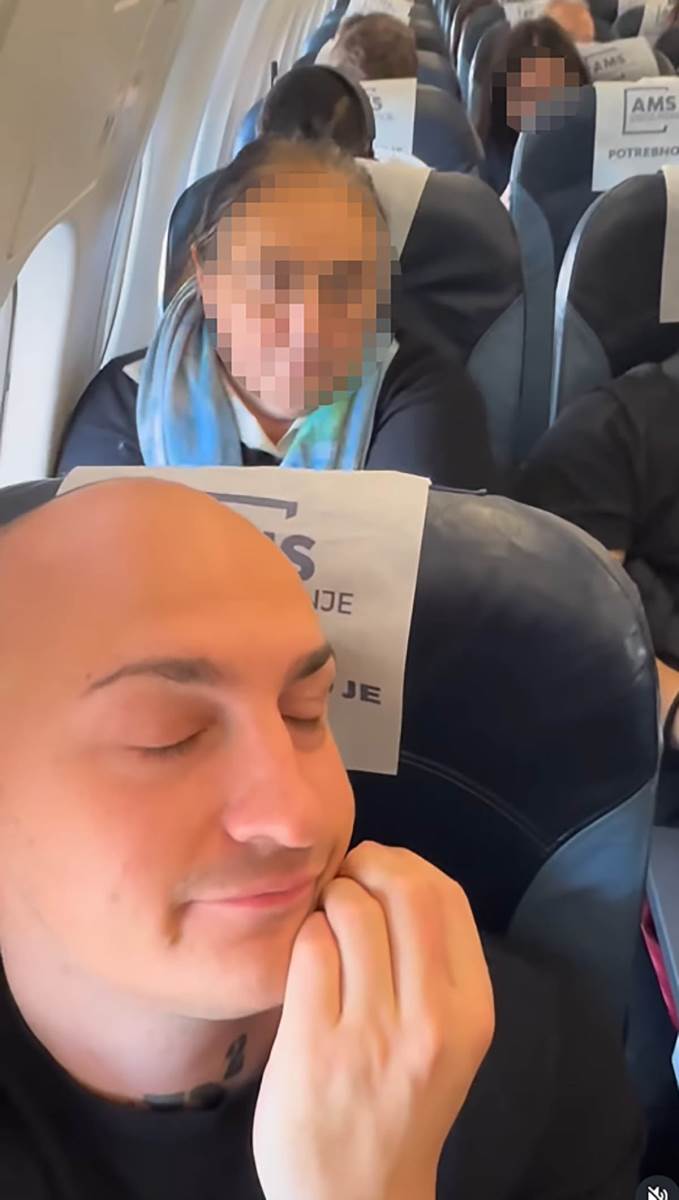 Desingerica pipa ženu na avionu (2).jpg