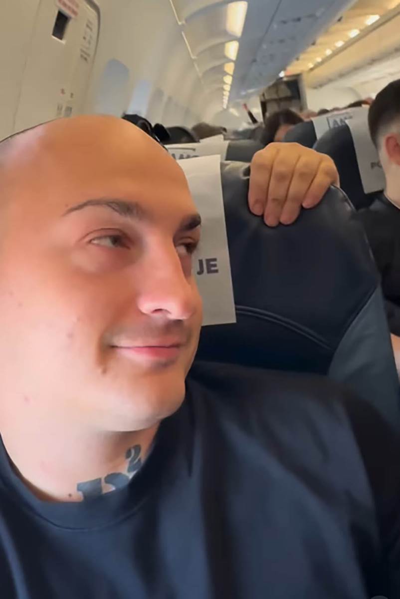 Desingerica pipa ženu na avionu (3).jpg