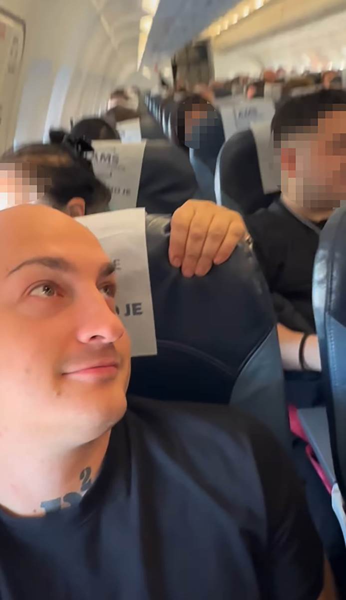 Desingerica pipa ženu na avionu (5).jpg