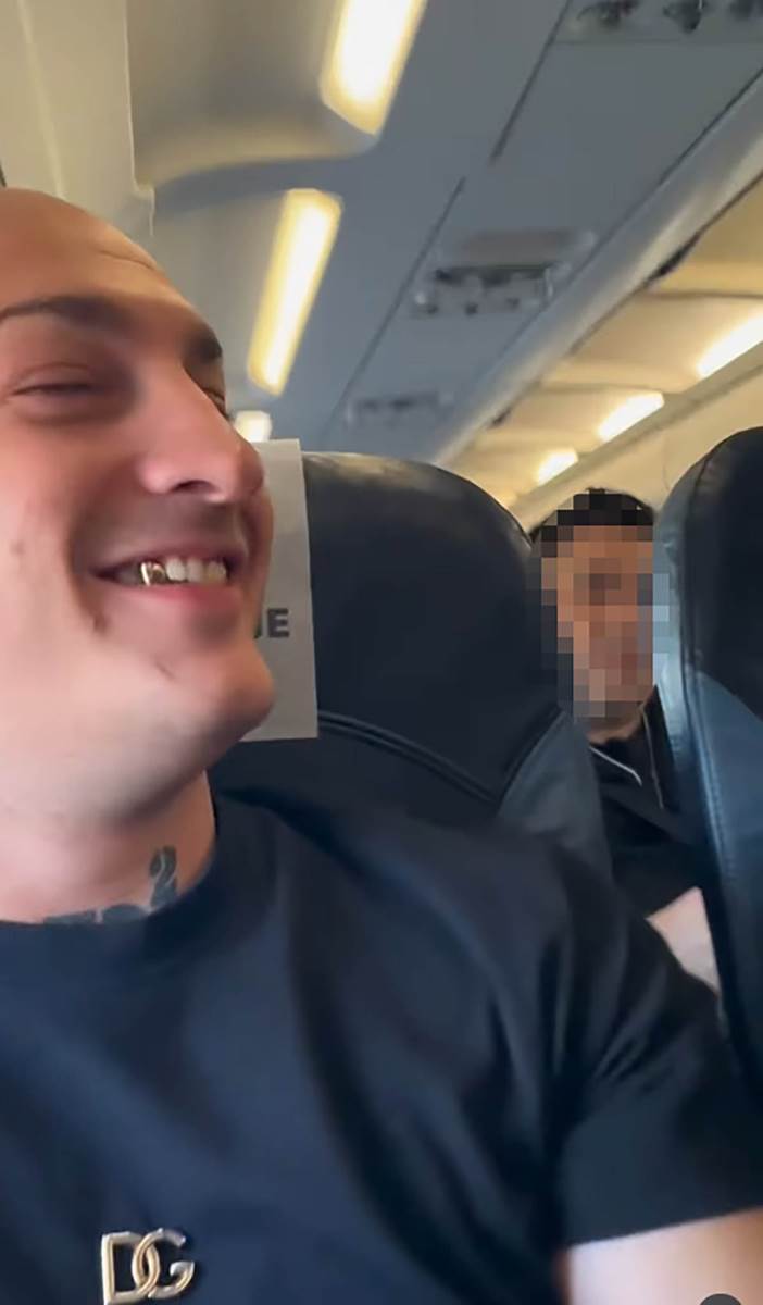 Desingerica pipa ženu na avionu (6).jpg