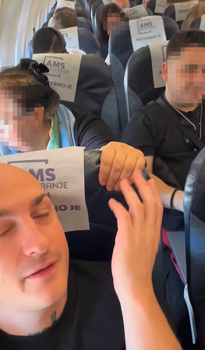 Desingerica pipa ženu na avionu (7).jpg