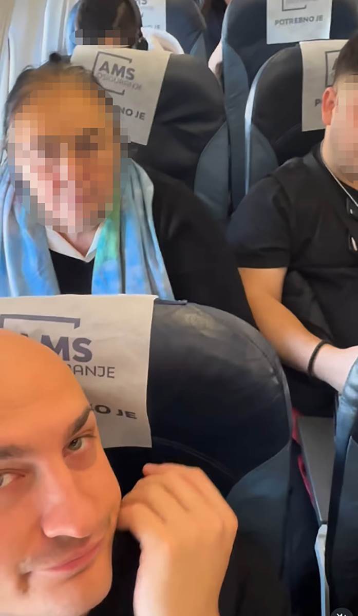 Desingerica pipa ženu na avionu (8).jpg