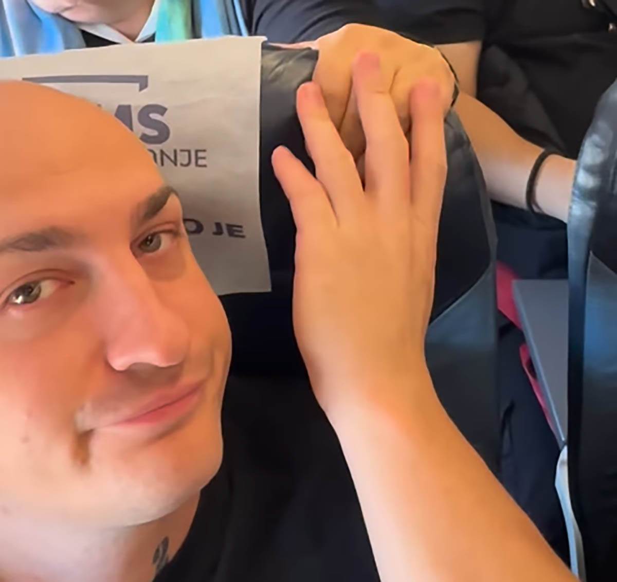 Desingerica pipa ženu na avionu (9).jpg