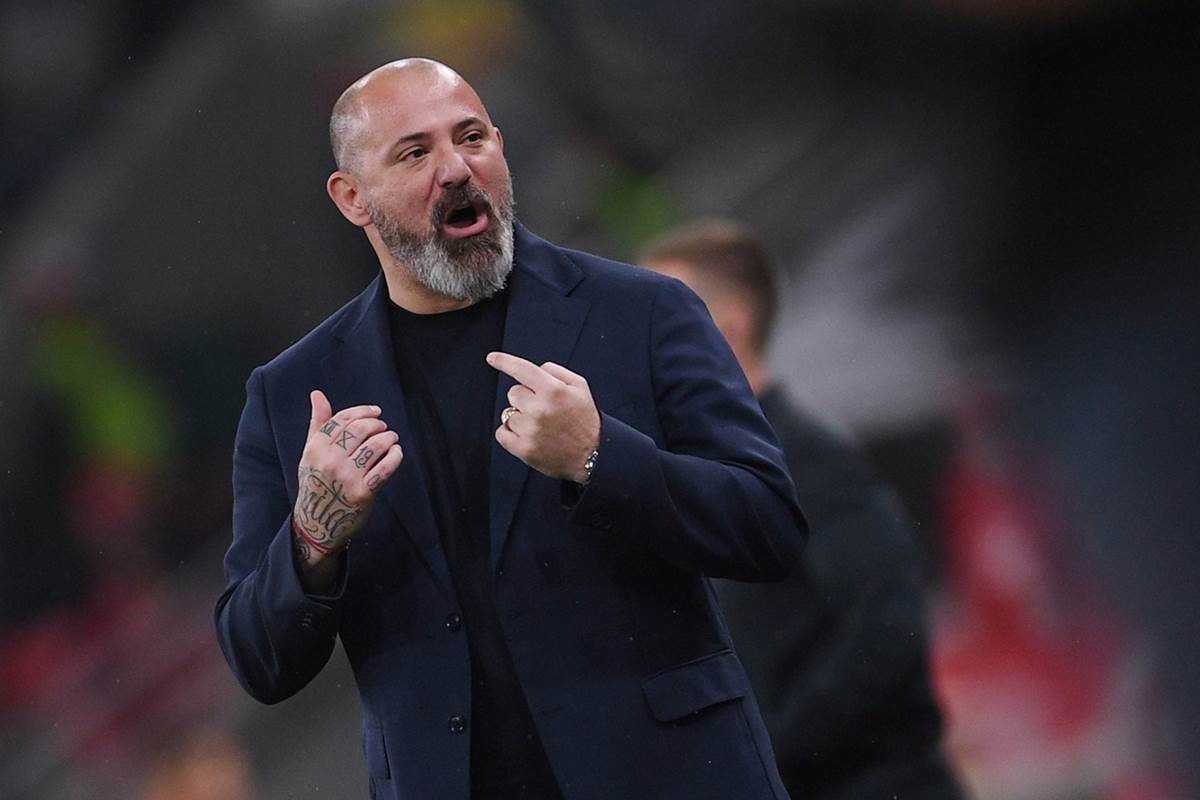 Dejan Stanković u odelu pokazuje ka sebi.