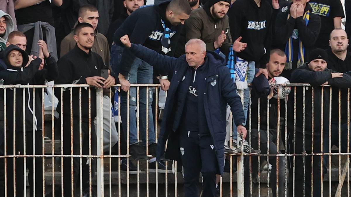 Vladimir Gaćinović diže ruku posle boda za Novi Pazar.