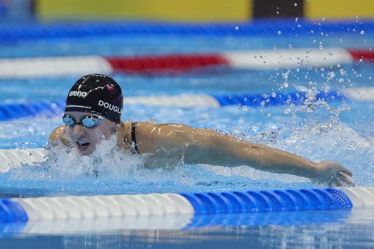 Kejt Daglas pliva u bazenu