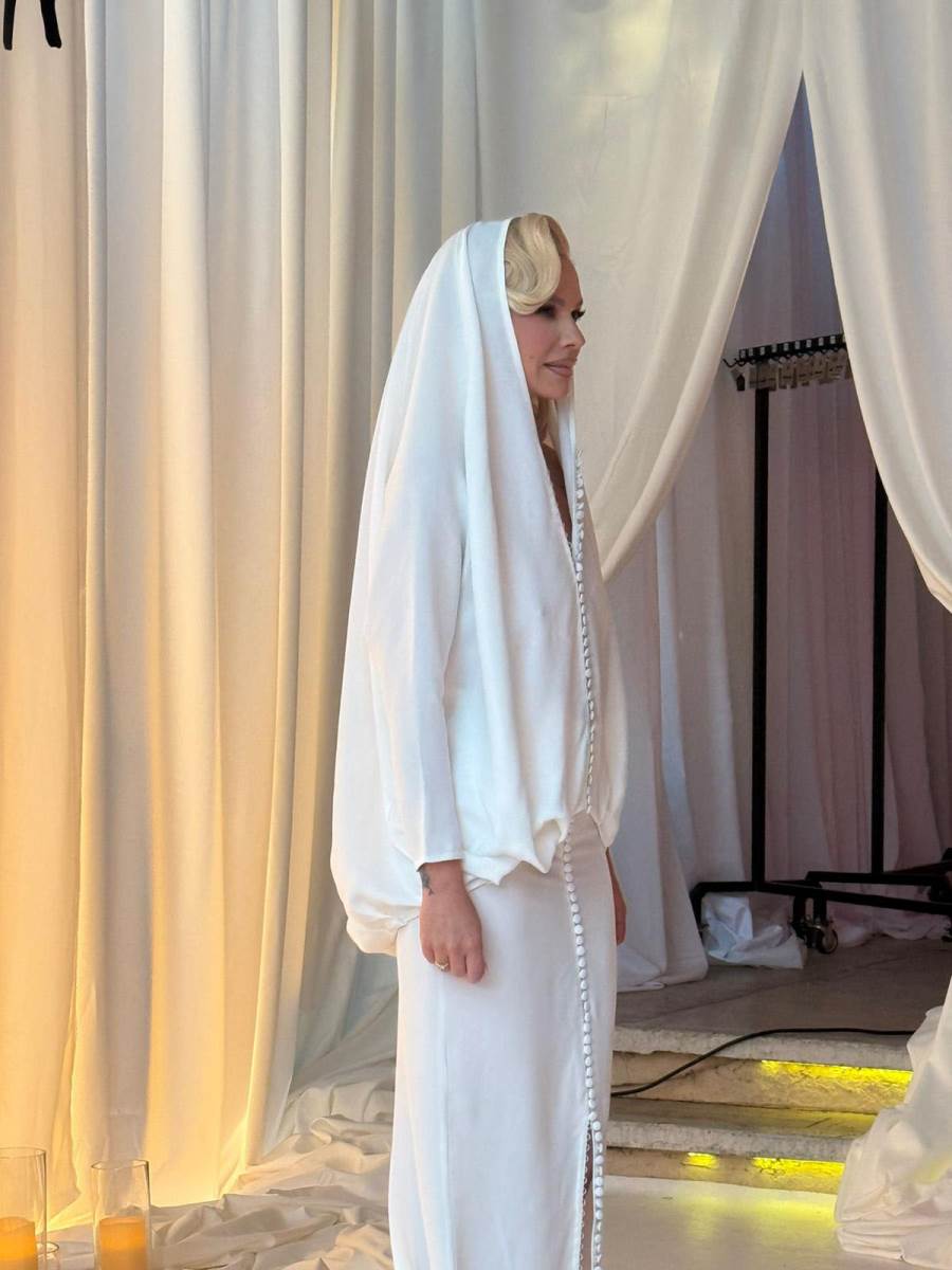 Nataša Bekvalac sva u belom na promociji albuma (1).jpg