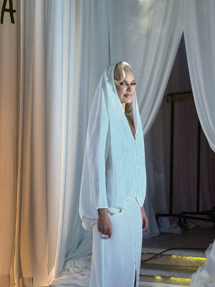 Nataša Bekvalac sva u belom na promociji albuma (3).jpg