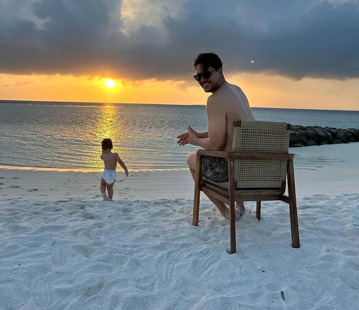 Miloš Biković sa sinom uživa na moru (3).jpg