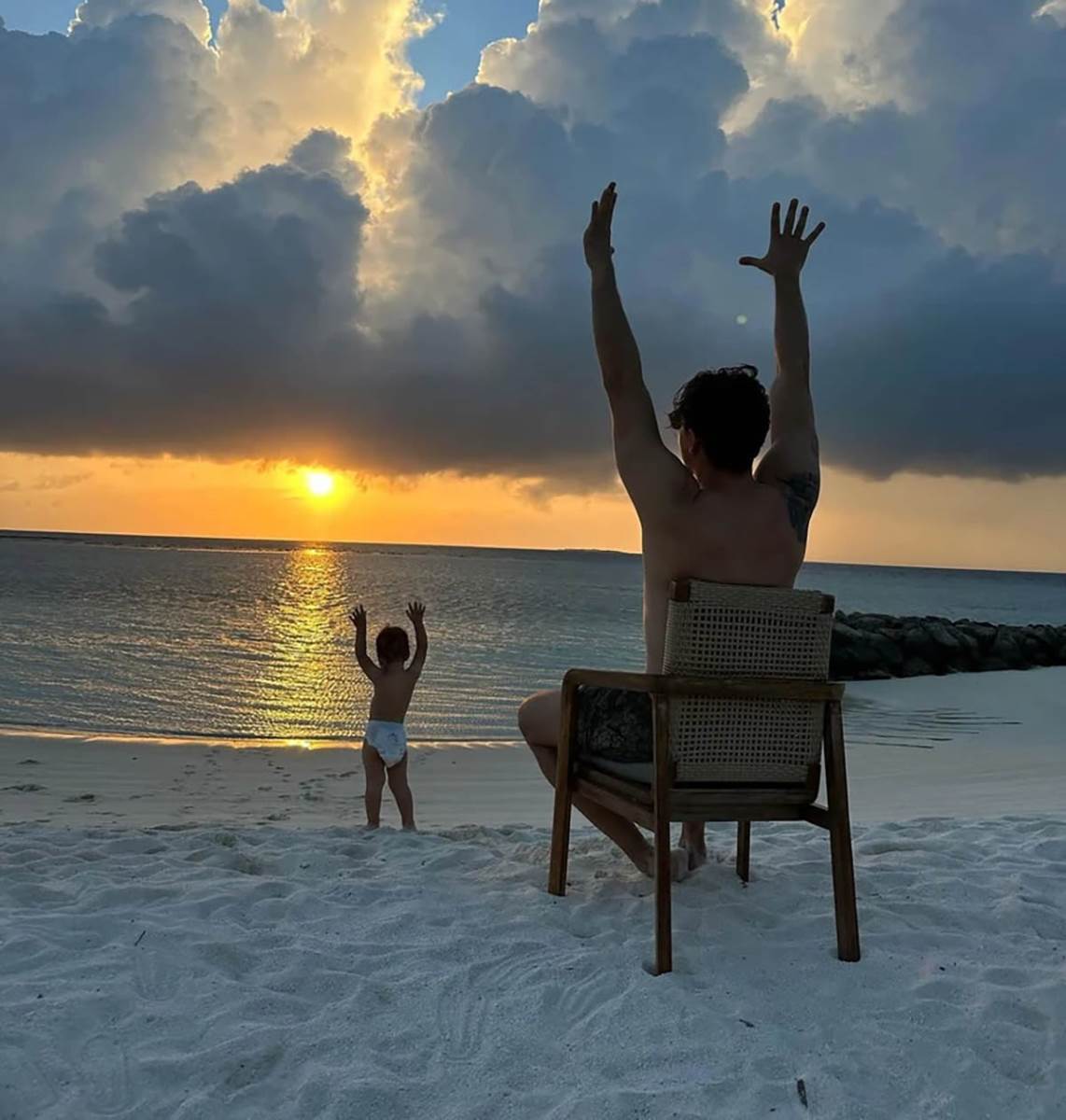 Miloš Biković sa sinom uživa na moru (4).jpg