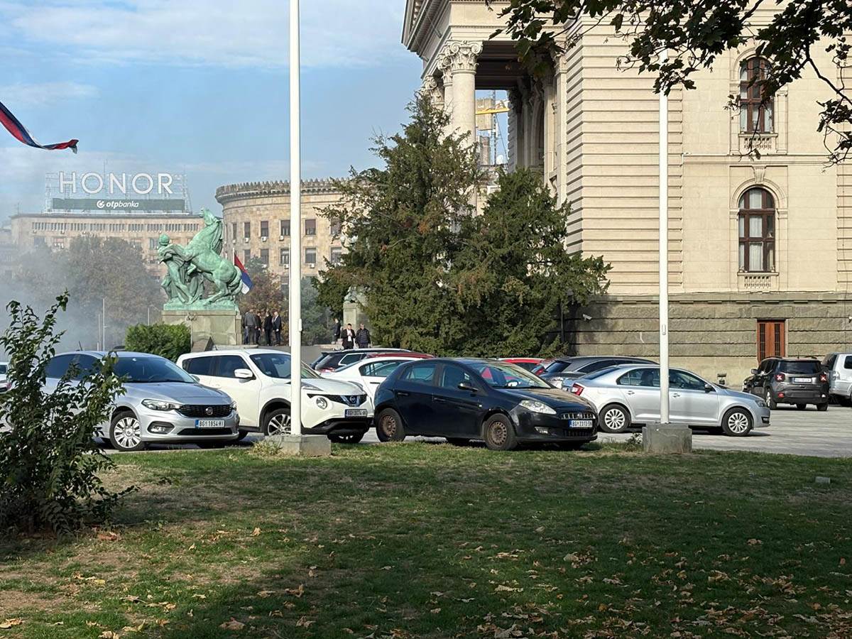 Požar u kampu ispred Skupštine (3).jpg