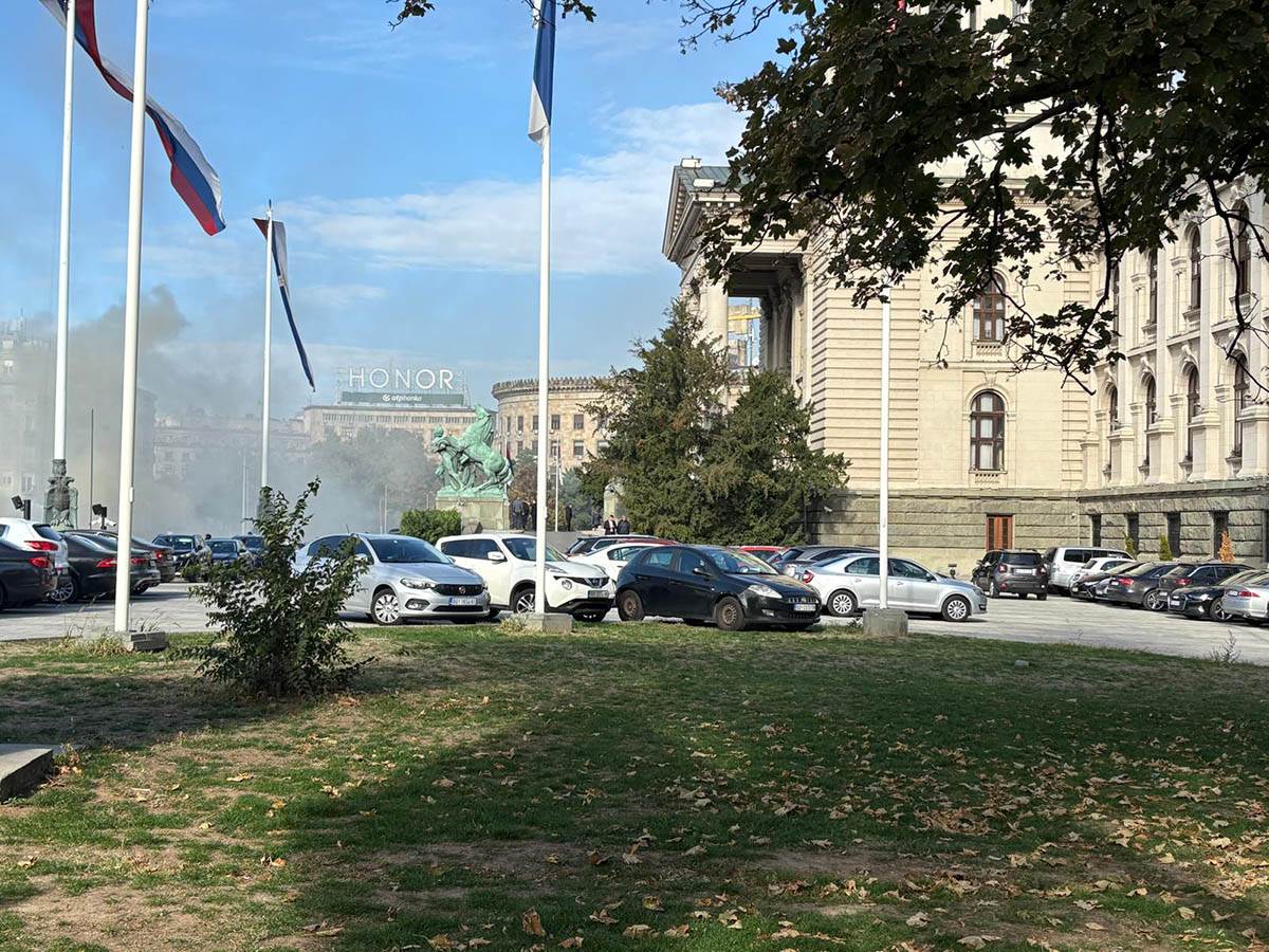 Požar u kampu ispred Skupštine (4).jpg