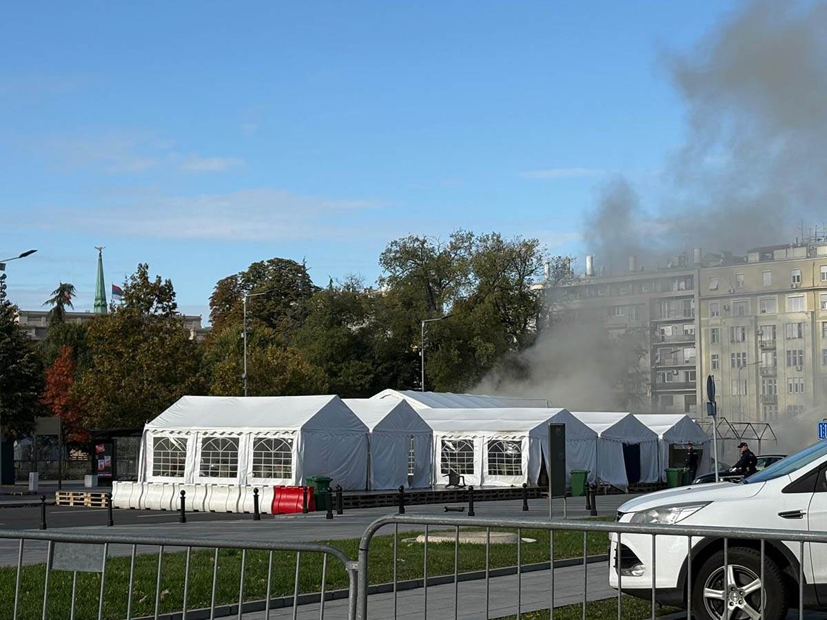 Požar u kampu ispred Skupštine (1).jpg