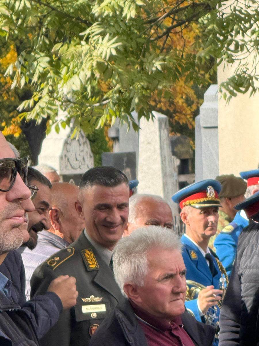 Novi zet Suzane Mančić stigao na sahrani Nebojše Pavkovića (4).jpg