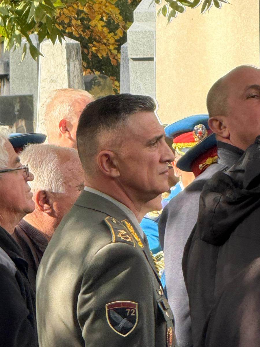 Novi zet Suzane Mančić stigao na sahrani Nebojše Pavkovića (1).jpg