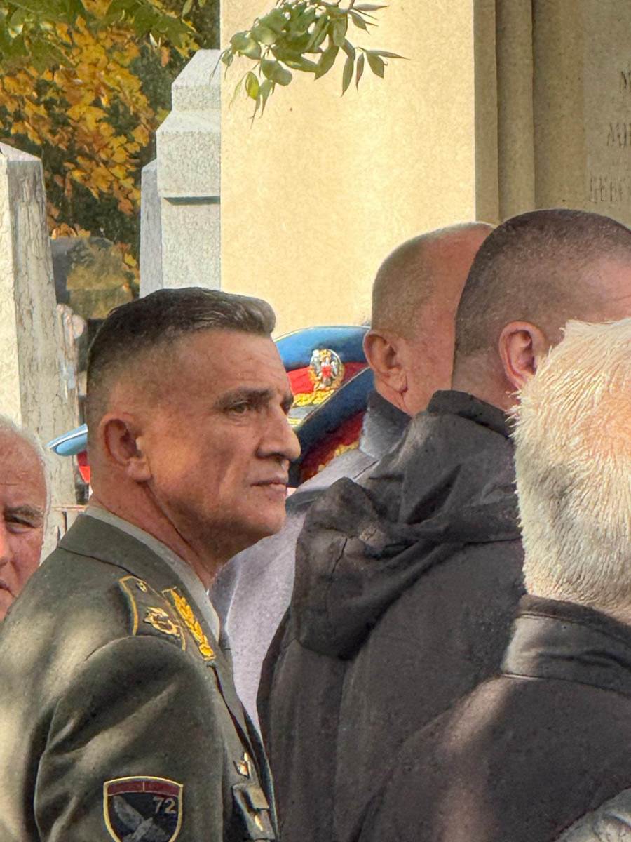 Novi zet Suzane Mančić stigao na sahrani Nebojše Pavkovića (7).jpg