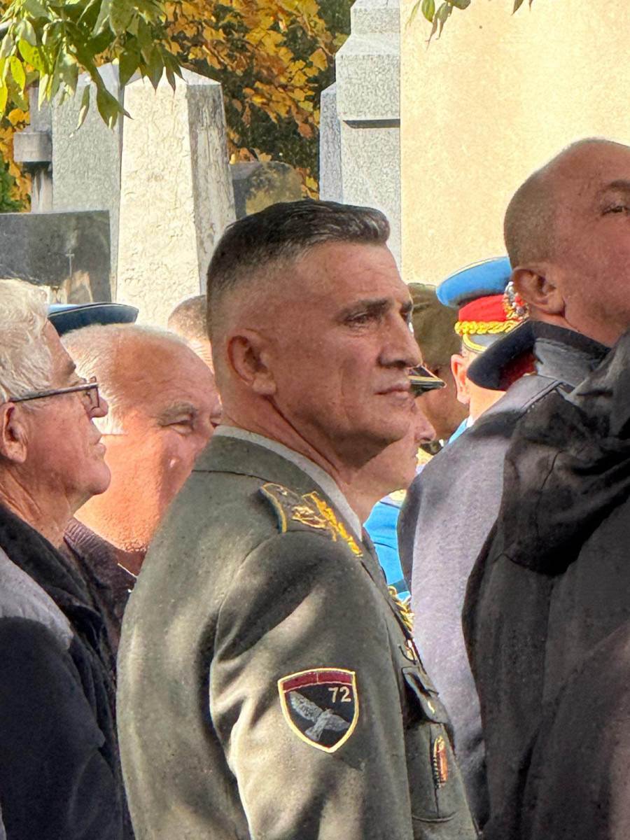 Novi zet Suzane Mančić stigao na sahrani Nebojše Pavkovića (8).jpg