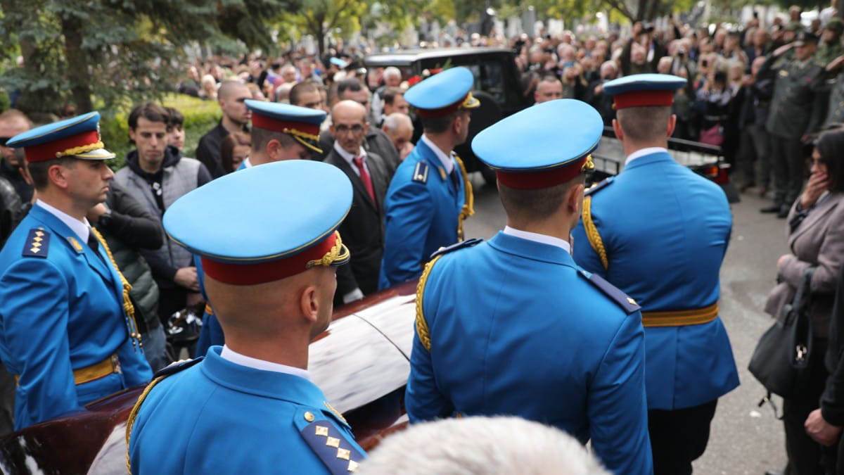 Iznošenje kovčega i povorka (5) copy.jpg