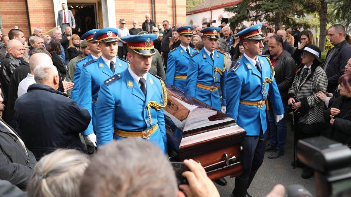 Iznošenje kovčega i povorka (6) copy.jpg