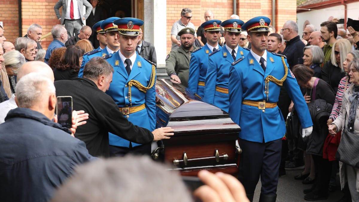 Iznošenje kovčega i povorka (7) copy.jpg