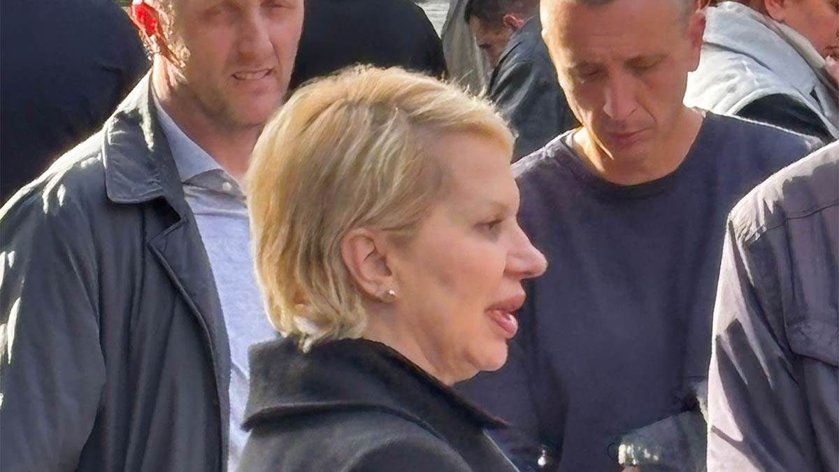 Bivša žena Nebojše Pavkovića prima saučesća od prisutnih(3).jpg