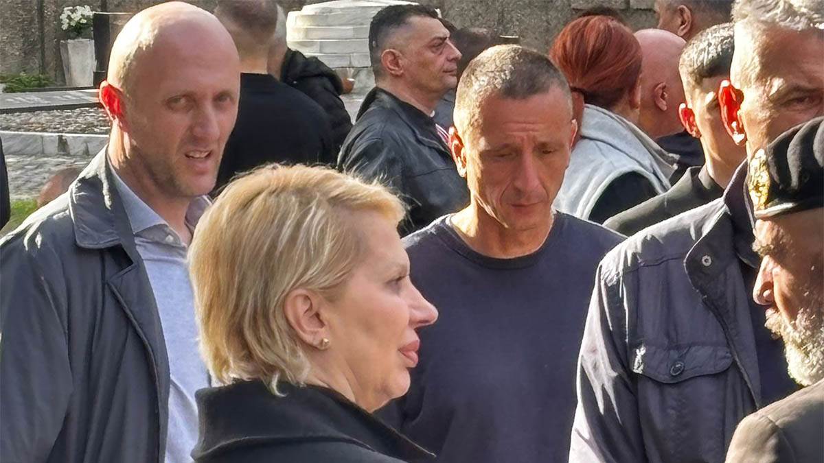 Bivša žena Nebojše Pavkovića prima saučesća od prisutnih(4).jpg