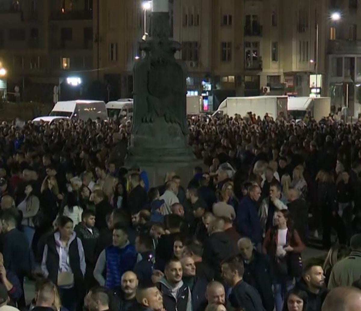 Skup ispred Skupštine (2).jpg