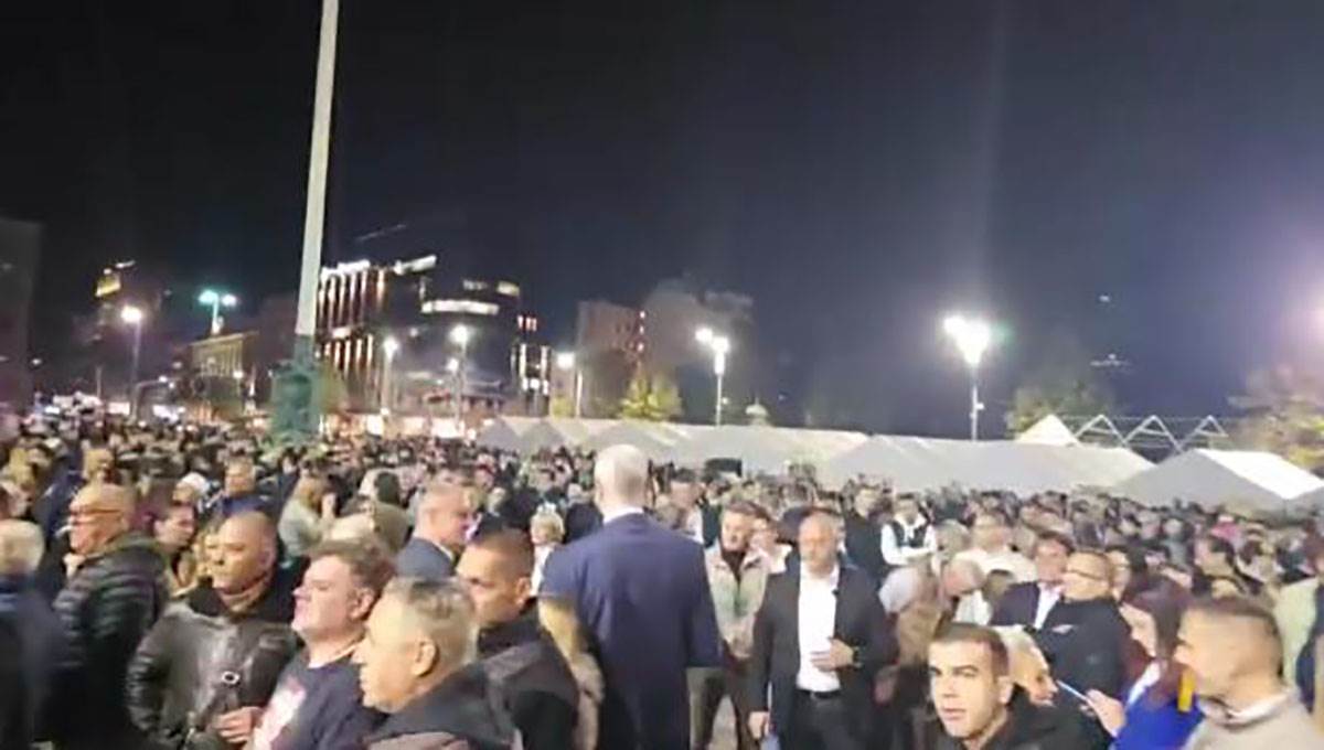 Skup ispred Skupštine (3).jpg