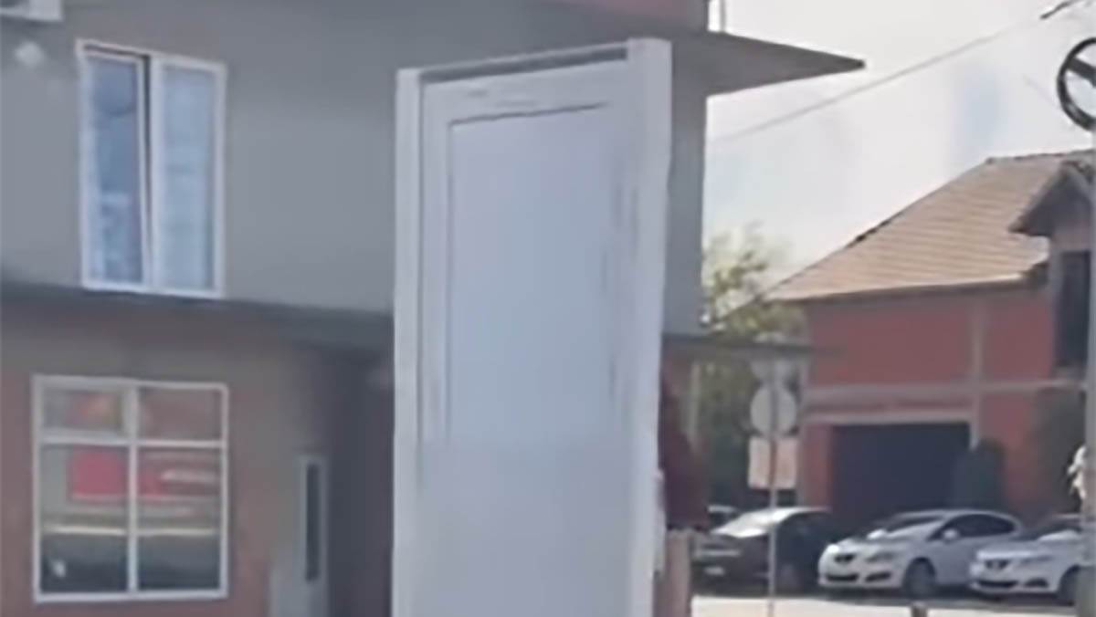 čovek vozi vrata na trotinetu kroz Surčin (1) copy.jpg