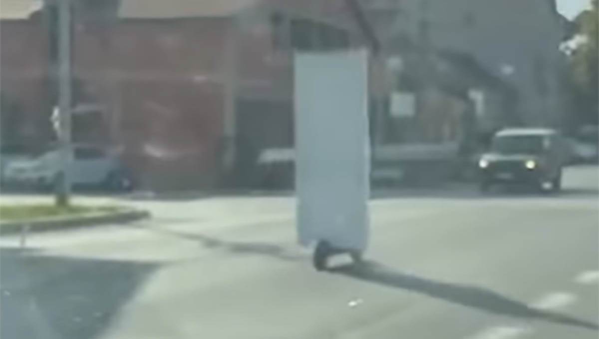 čovek vozi vrata na trotinetu kroz Surcin (4) copy.jpg