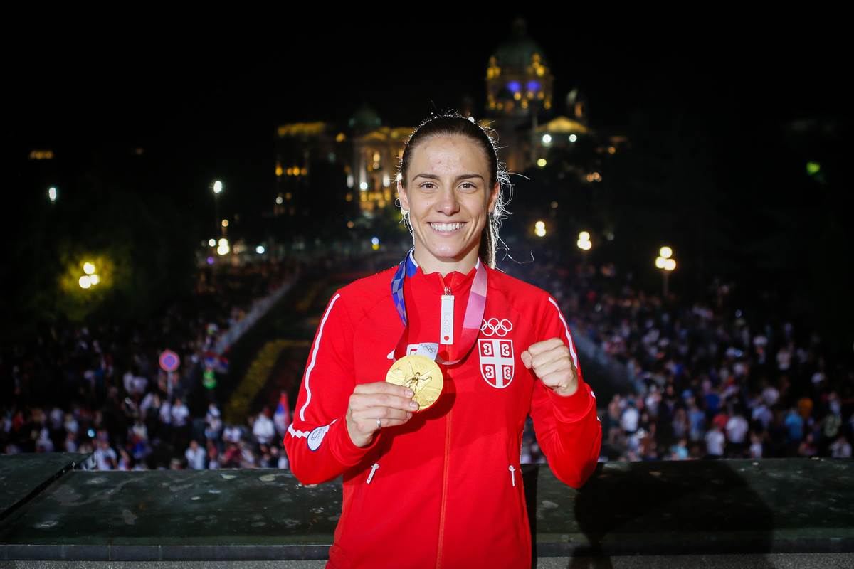 Jovana Preković na balkonu proslavlja medalju sa Olimpijskih igara