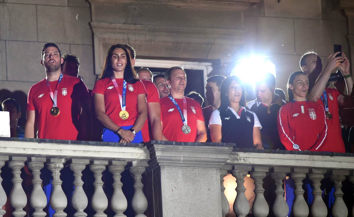 Jovana Preković na balkonu proslavlja medalju sa Igara