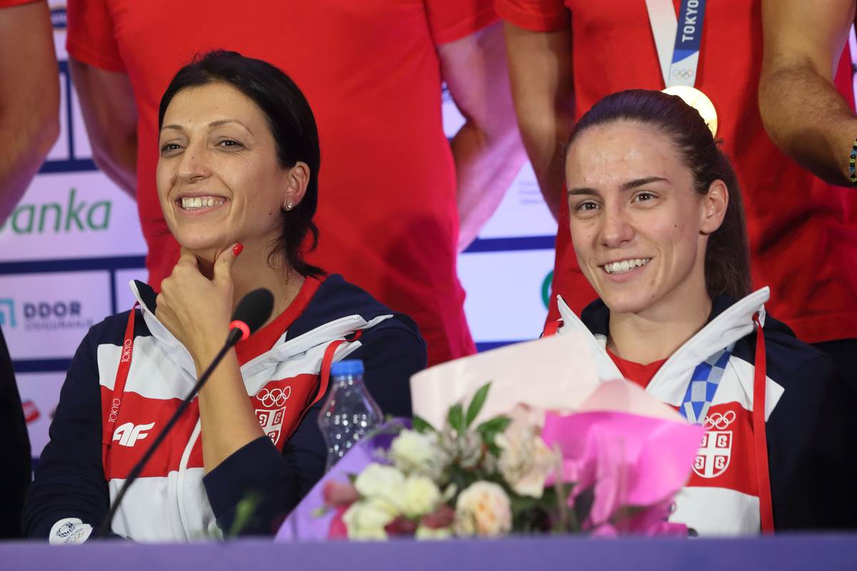 Jovana Preković na konferenciji za medije sa trenerom Roksandom Atanasov