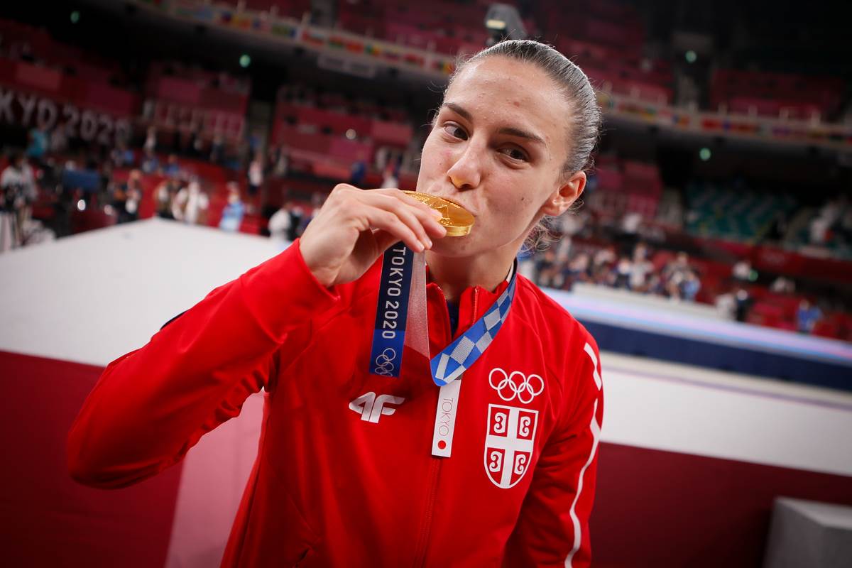 Jovana Preković ljubi zlatnu medalju na Olimpijskim igrama u Tokiju